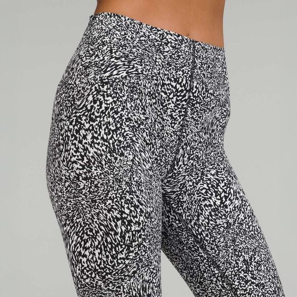 NWT Lululemon InStill HR Tight 25” in Warped Grain Alpine White Black Sz 2 - Picture 3 of 13